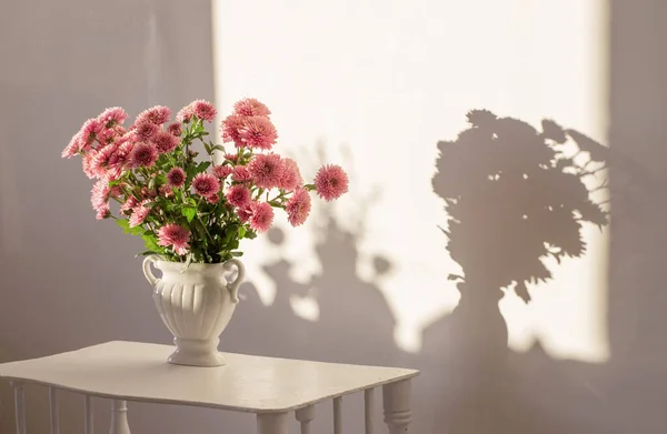 Chrysanthemums Merah Muda Dalam Vas Putih Pada Interior Putih — Stok Foto