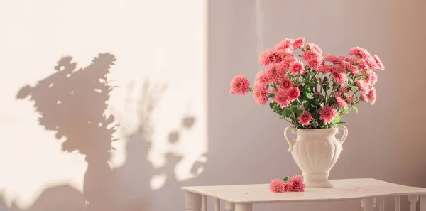 Pink Chrysanthemums White Vase White Interior — Stock Photo, Image
