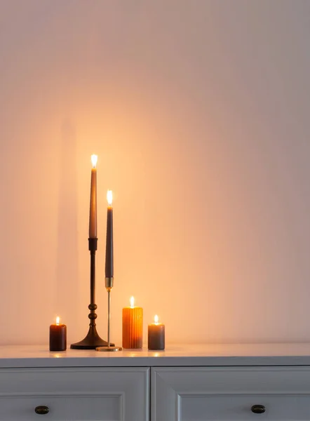 Αναμμένα Κεριά Λευκό Ξύλινο Ράφι Στο Λευκό Εσωτερικό — Φωτογραφία Αρχείου