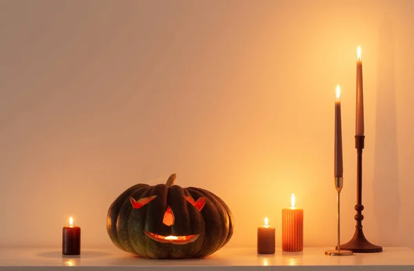 Черный Хэллоуин Тыква Горящими Свечами Белом Интерьере — стоковое фото