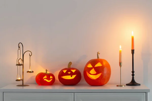 Halloween Dýně Hořící Svíčky Bílém Interiéru — Stock fotografie