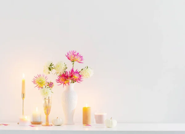 Hermosa Decoración Con Flores Calabazas Velas Sobre Fondo Blanco — Foto de Stock