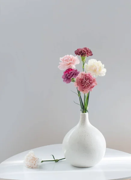 Schöne Nelkenblüten Keramikvase Auf Weißem Tisch — Stockfoto