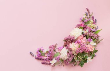 Güzel yaz çiçekleri pembe kağıt arka planda