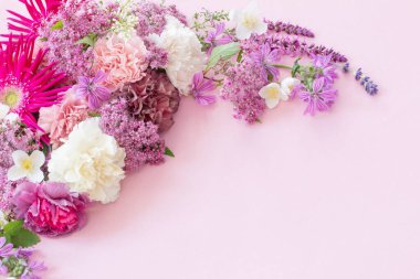 Güzel yaz çiçekleri pembe kağıt arka planda