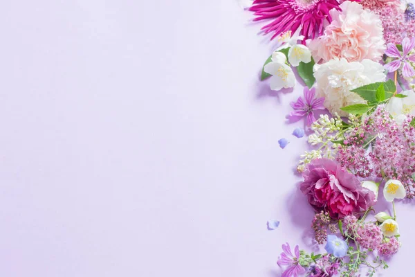 Açık Mor Arka Planda Güzel Yaz Çiçekleri — Stok fotoğraf