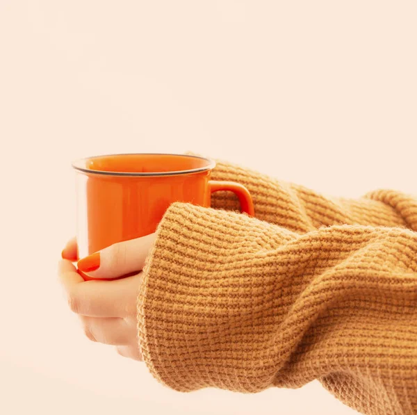 Kvinnliga Händer Med Orange Kopp Kaffe Vit Bakgrund — Stockfoto
