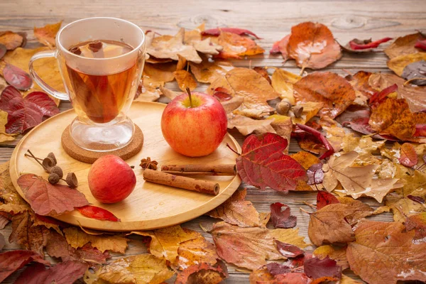 Horký Jablečný Mošt Pozadí Podzimní Listy — Stock fotografie