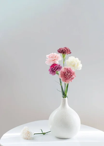 Belas Flores Cravo Vaso Cerâmica Mesa Branca — Fotografia de Stock