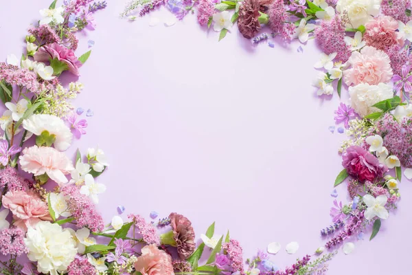 薄紫色の背景に美しい夏の花 — ストック写真
