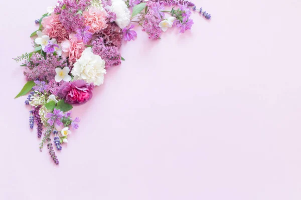 Hermosas Flores Verano Sobre Fondo Papel Rosa —  Fotos de Stock