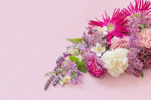 Güzel Yaz Çiçekleri Pembe Kağıt Arka Planda — Stok fotoğraf