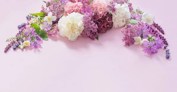 Schöne Sommerblumen Auf Rosa Papier Hintergrund — Stockfoto