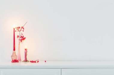 İçi beyaz mumlarla dolu pembe noel dekoru.