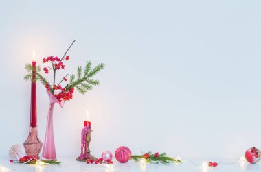 İçi beyaz mumlarla dolu pembe noel dekoru.