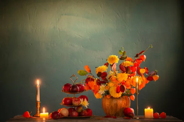 深色墙上木制桌子上美丽的秋天花束 — 图库照片
