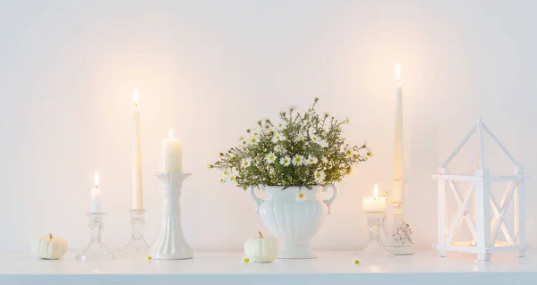 Flori Albe Vază Ceramică Albă Lumânări Aprinse Interior Alb — Fotografie, imagine de stoc