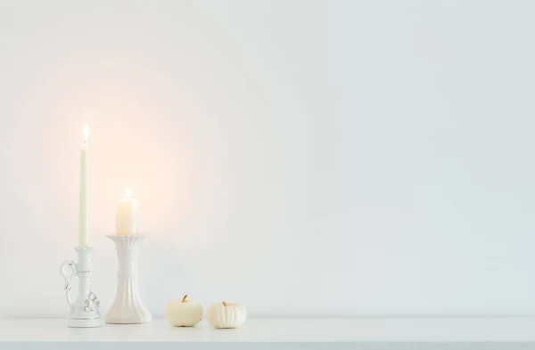 Білі Палаючі Свічки Фоні Білої Стіни — стокове фото