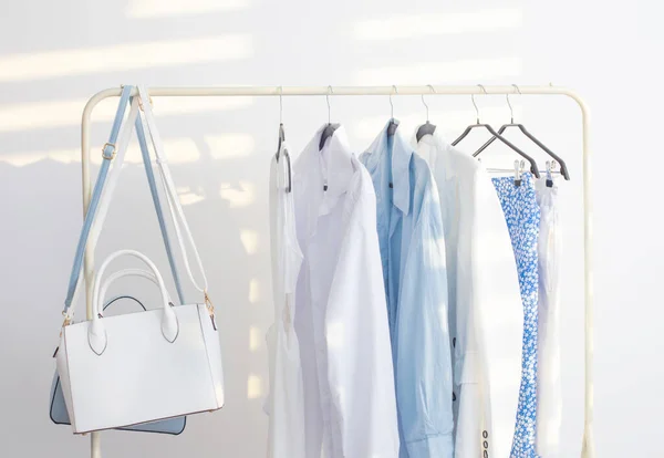 女性白色和蓝色胶囊夏季衣柜在白色房间里 — 图库照片