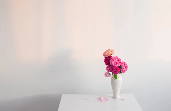 Rosa Rosen Weißer Vase Auf Dem Tisch Vor Weißem Hintergrund — Stockfoto