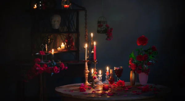 Zaubertrank Mit Roten Rosen Und Brennenden Kerzen Dunklen Raum — Stockfoto