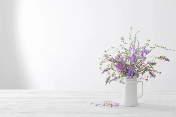 Léto Divoké Květiny Bílém Džbánu Bílém Pozadí — Stock fotografie