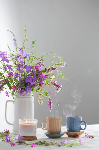 Chá Ervas Com Flores Silvestres Verão Mesa Madeira Branca — Fotografia de Stock