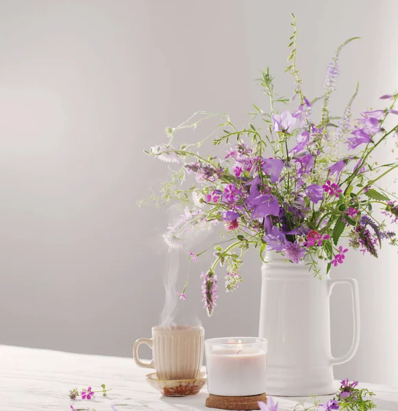 Chá Ervas Com Flores Silvestres Verão Mesa Madeira Branca — Fotografia de Stock