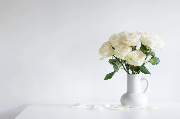 Букет Белых Роз Кувшине Белом Фоне — стоковое фото