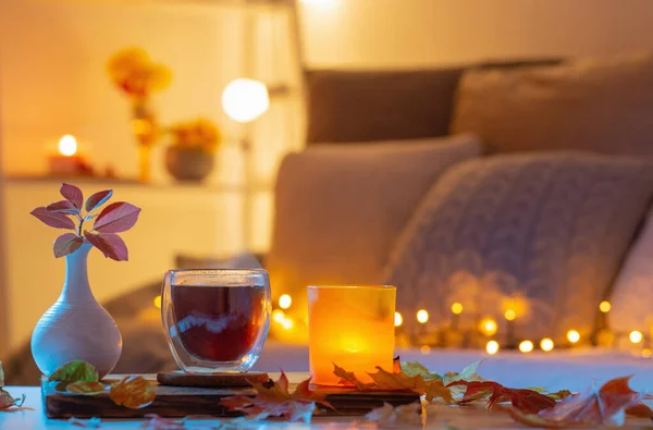 带热茶的热玻璃杯 在有秋叶的黑暗夜房里 — 图库照片