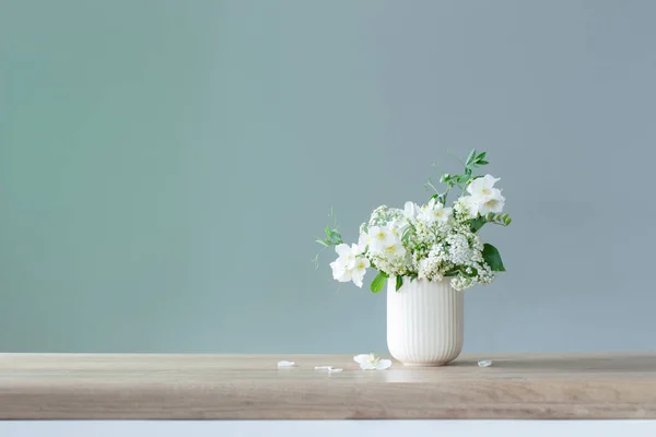 Witte Zomer Bloemen Groene Achtergrond — Stockfoto
