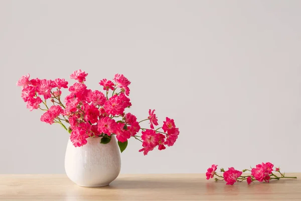 木製の棚の上のセラミック花瓶のピンクのバラ — ストック写真