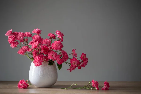 木制架子上陶瓷花瓶里的粉红玫瑰 — 图库照片