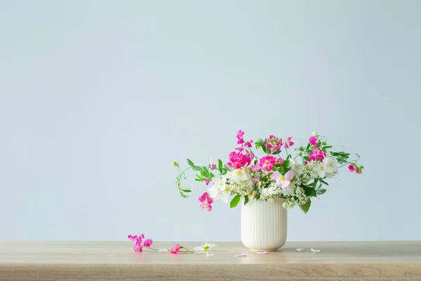 Flores Verano Taza Cerámica Sobre Fondo Claro —  Fotos de Stock