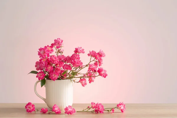 Ροζ Τριαντάφυλλα Κεραμικό Βάζο Ροζ Φόντο — Φωτογραφία Αρχείου
