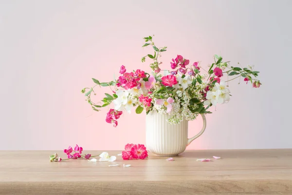 Summer Flowers Ceramic Cup Light Background — Stock Photo, Image