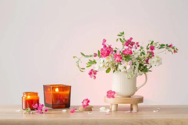 Καλοκαιρινά Λουλούδια Και Κεριά Που Καίγονται Στο Φως Φόντο — Φωτογραφία Αρχείου