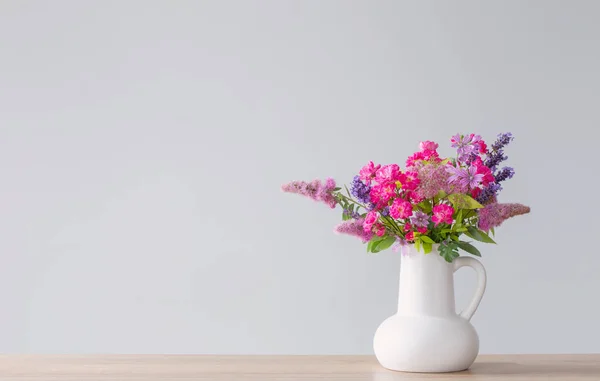 Piękne Kwiaty Białym Dzbanku Drewnianej Półce — Zdjęcie stockowe