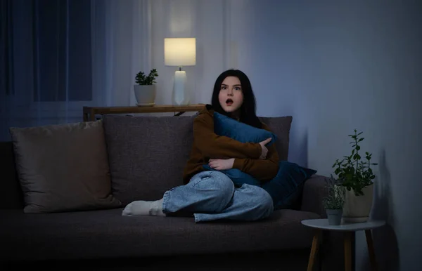 Teenager Brünett Mädchen Beobachten Film Wohnzimmer Bei Nacht — Stockfoto