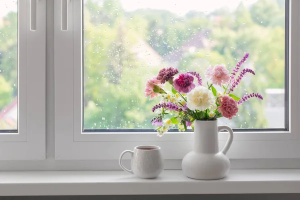 Рожеві Фіолетові Білі Квіти Білому Глечику Чашкою Чаю Підвіконні — стокове фото