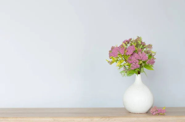 木架上白色花瓶中的粉红色尖刺 — 图库照片