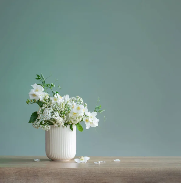 Fehér Nyári Virágok Zöld Háttér — Stock Fotó