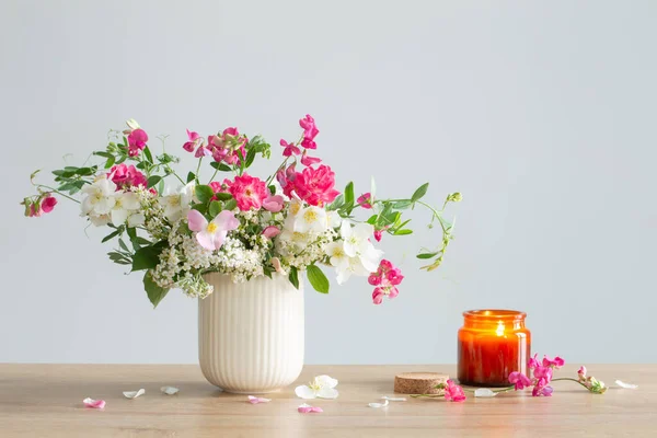 Flores Verano Velas Encendidas Sobre Fondo Claro — Foto de Stock