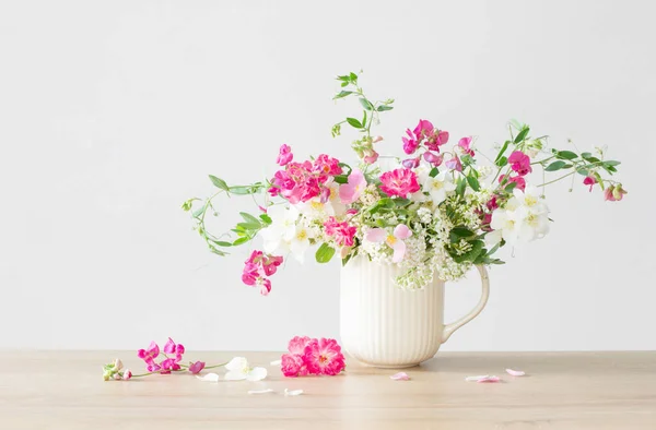 Летние Цветы Керамической Чашке Светлом Фоне — стоковое фото