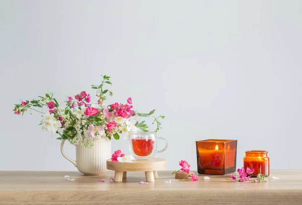 Flores Verão Velas Chamas Xícara Chá Fundo Claro — Fotografia de Stock