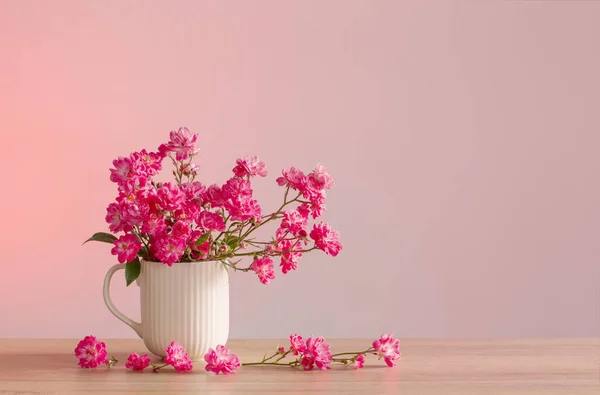 粉红底色陶瓷花瓶中的粉红玫瑰 — 图库照片