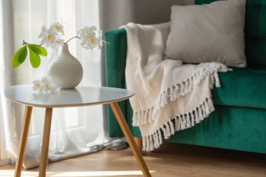 Beyaz rhododendron 'un modern konforlu iç mekanda vazoda dalışı