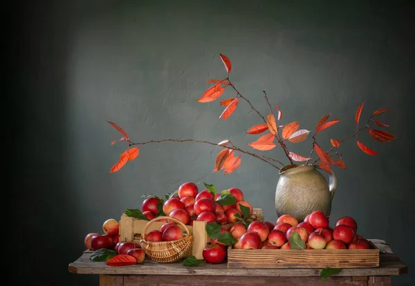 Красные Яблоки Старом Деревянном Столе Фоне Зеленой Стены — стоковое фото