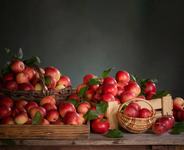Czerwone Jabłka Starym Drewnianym Stole Tle Zielonej Ściany — Zdjęcie stockowe