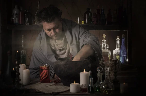 Homme Alchimiste Faire Potion Dans Chambre Noire — Photo